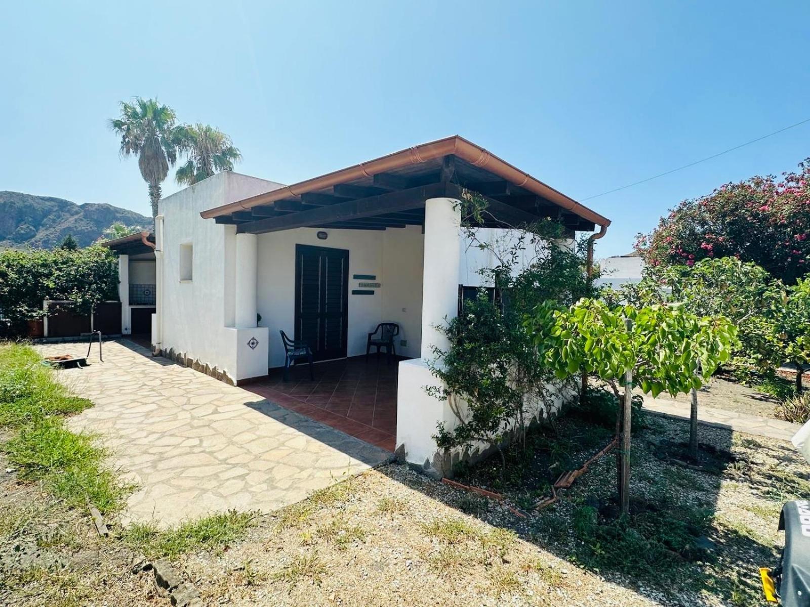 Villa By The Vulcano - 70Mq Plus Large Garden And Patio Exterior photo